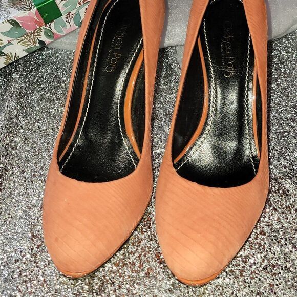 *CHELSEA PARIS LEATHER PUMPS - Picture 1 of 4